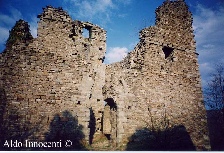 LA PORTA D'ACCESSO ALLA ROCCA DI CERBAIA